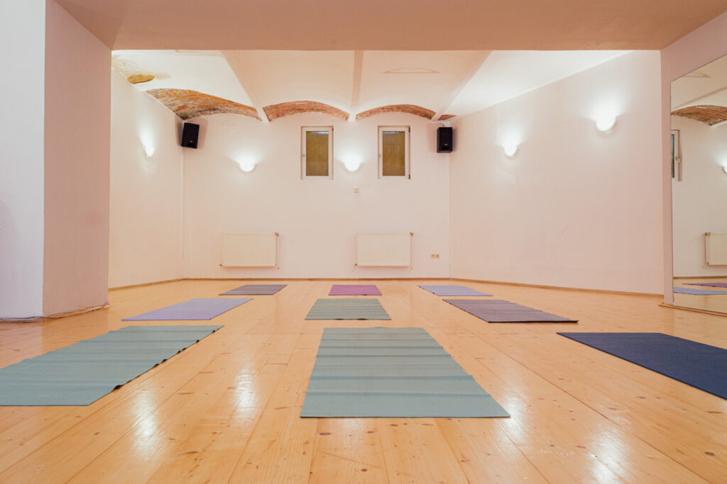 60qm Raum mit Holzboden und zwei Fensterseiten zum guten lüften. Musikanlage, Matten, Sitzkissen und Decken. Weiters steht eine Bestuhlung für Vorträge zur Verfügung
